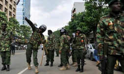 Des policiers chargent des manifestants avec du gaz lacrymogène à Nairobi le 13 octobre 2017