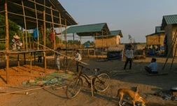 Des membres de l'ethnie Chin construisent une maison dans le village de Bethel, dans la banlieue de Rangoun, le 11 janvier 2021 en Birmanie