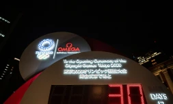 L'horloge du compte à rebours pour les jeux de Tokyo 2020 est lancée, le 22 juin 2021, à Tokyo au Japon près d'une gare de la capitalie nippone.