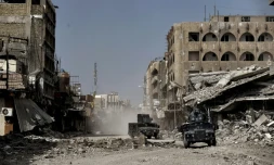 Les forces irakiennes patrouillent dans une rue de Mossoul après avoir repris l'ouest de la ville aux jihadistes de l'EI, le 8 mars 2017