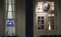 Une image du président américain Donald Trump sur un écran de télévision à la Maison Blanche, à Washington, le 15 mai 2017