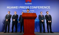 Guo Ping (c), l'un des présidents tournants du géant chinois des télécoms Huawei lors d'une conférence de presse à Shenzhen, le 7 mars 2019