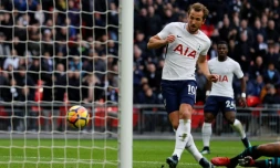 L'attaquant star de Tottenham Harry Khan (c), auteur d'un doublé face à Southampton à Wembley, termine meilleur buteur de 2017, le 26 décembre 2017