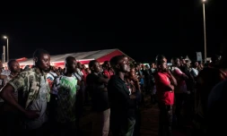 Des fans de foot nigérians regardent le match, perdu par leur sélection, contre la Croatie dans une fan zone de Lagos, le 16 juin 2018 