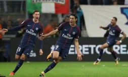 Le soulagement de Julian Draxler et d'Edinson Cavani aprés le but tardif de l'égalisation pour le Paris SG à Marseille, le 22 octobre 2017 lors du clasico au Vélodrome