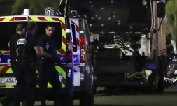 Des policiers près du camion criblé de balles qui a intentionnellement fauché la foule sur la Promenade des Anglais à Nice, le 14 juillet 2016