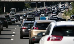 Circulation dense sur l'A10 près de Saint-Arnoult-en-Yveline, au sud de Paris, le 12 juillet 2025