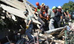 Des secouristes emportent les corps des victimes du séisme à Pescara del Tronto, le 24 août 2016