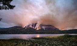 Un feu de forêt à Port Alberni, sur l'île de Vancouver, en Colombie-Britannique, au Canada, le 12 août 2025