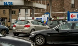 File d'attente d'automobilites Ă  une station-service le 22 mai 2016 Ă  Hazebrouck dans le nord de la France