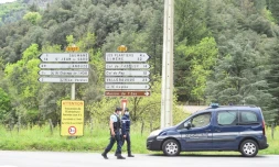 Des gendarmes à un carrefour prÚs du village Les Plantiers dans les Cévennes, le 11 mai 2021 à la recherche d'un homme qui a tué son patron et un collÚgue