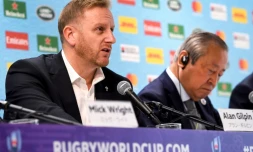 Le directeur de la Coupe du monde 2019, Alan Gilpin (g), lors de l'annonce des matches annulés à cause du typhon Hagibis, à Tokyo, le 10 octobre 2019