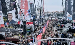 Un nombreux public visite le port de départ de la 10e édition du Vendée Globe, course à la voile en monocoque autour du monde, au village du Vendée Globe aux Sables-d'Olonne, le 8 novembre 2024
