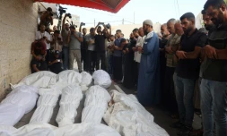 Des proches de victimes d'une frappe israélienne se recueillent à l'hôpital des Martyrs d'Al-Aqsa, à Deir al-Balah, dans le centre de la bande de Gaza, le 17 août 2024, sur fond de conflit entre Israël et le mouvement islamiste Hamas