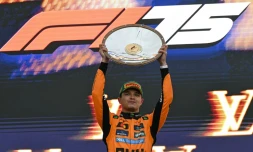 Lando Norris, le pilote britannique de McLaren, célèbre sa victoire sur le podium du Grand Prix d'Australie de Formule 1, à Melbourne, le 16 mars 2025