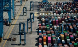 le déficit commercial français sur les biens s'est réduit à 81 milliards d'euros en 2024 mais reste élevé, à l'heure où les risques de guerre commerciale pourraient aggraver la situation