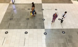 Des signaux placés sur le sol pour diriger la circulation et favoriser la distanciation sociale dans un centre commercial à Arcadia, Californie, le 7 octobre 2020