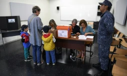 Electeurs dans un bureau de vote à Montevideo, jour de l'élection présidentielle, le  24 novembre 2019