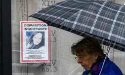 Une femme passe devant l'avis de recherche d'Angelique le 29 avril 2018 Ă Wambrechies, prĂšs de Lille