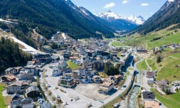 Vue aérienne du village d'Ischgl, dans le Tyrol autrichien, le 23 avril 2020
