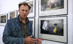 Le photographe Olivier Jobard explique les histoires derrière ses photos exposées au festival international du photojournalisme à Perpignan, le 2 septembre 2021