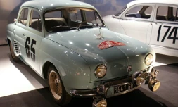 La Dauphine, qui contribuera, comme la 4CV, Ă la motorisation de la France d'aprĂšs-guerre et dont un modĂšle gagnera le Rallye de Monte-Carlo en 1958