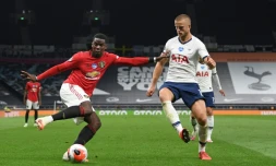 L'entrée de Paul Pogba (g) a changé le jeu de Manchester United en obtenant le penalty de l'égalisation sur le terrain de Tottenham, le 19 juin 2020