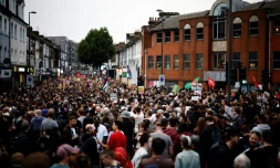 Rassemblement de personnes opposĂ©es Ă une manifestation de militants d'extrĂȘme droite anti-immigration, le 7 aoĂ»t 2024, Ă Wakthamstow, prĂšs de Londres, au Royaume-Uni