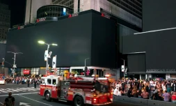 Les panneaux publicitaires lumineux de Times Square éteint suite à une panne d'électricité géante
