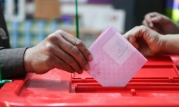 Un Tunisien glisse son bulletin dans l'urne lors des municipales, le 6 mai 2018 à Ben Arous, près de Tunis