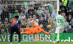 Giovani Lo Celso marque sur penalty pour le Bétis contre Barcelone à Séville le 7 décembre 2024
