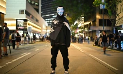 Un manifestant porte un masque dans les rues de Hong Kong le 14 octobre 2019