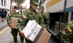 Des militaires apportent du matériel électoral dans un bureau de vote de Cuenca, en Equateur, le 6 février 2021