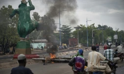 Des manifestants montent des barricades à Bamako, le 11 juillet 2020 au soir