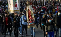 Un pÚlerin porte une statue de la vierge de Guadalupe, le 12 décembre 2021 à Mexico
