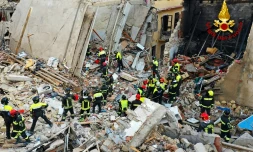 Photo diffusée par les pompiers italiens le 12 décembre 2021 montrant l'effondrement d'un immeuble de quatre étages à Ravanusa, en Sicile