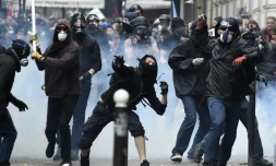 Des casseurs lancent des pierres lors de la manifestation contre la loi travail le 14 juin 2016 à Paris