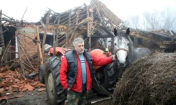 Dans le village de Majske Poljane, au sud de Zagreb, la maison de Tomislav Suknaic, debout à côté de son cheval, est détruite, mercredi 30 décembre 2020 en Croatie