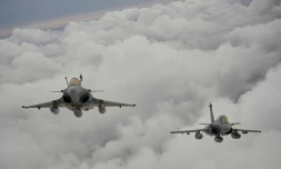 Deux avions Rafale lors d'une répétition du défilé militaire annuel du 14-Juillet, près de la base aérienne d'Orléans-Bricy, le 3 juillet 2024