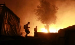 Des migrants dans le camp en feu de Moria, sur l'île grecque de Lesbos, le 9 septembre 2020