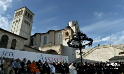 Le pape François (au c.) et des autorités religieuses du monde entier prient pour la paix à Assise, en Italie, le 20 septembre 2016