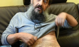 Photo prise le 19 novembre 2015 à son domicile de Tzion Saadoun, un enseignant d'une école juive à Marseille affirmant avoir été attaqué la veille, qui montre ses blessures