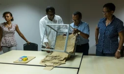 Un bureau de vote prépare le matériel électoral à Remire-Montjoly, en Guyane française le 22 avril 2017