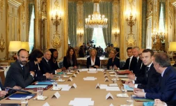 Le président Emmanuel Macron (d) et son Premier ministre Edouard Philippe (g) face à face à la table du Conseil des ministres, le 18 mai 2017 à Paris