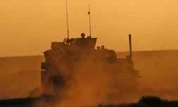 Un véhicule blindé des Forces démocratiques syriennes (FDS), engagées dans une offensive "finale" contre l'ultime réduit du groupe jihadiste Etat islamique (EI) dans l'est de la Syrie, le 13 février 2019