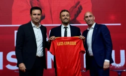 Le nouveau sélectionneur Luis Enrique présenté par le président de la RFEF Luis Rubiales et son directeur sportif Jose Francisco Molina à Las Rozas de Madrid, le 19 juillet 2018
