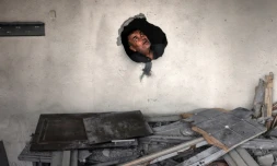 Un homme dans les décombres d'un bâtiment frappé par un missile israélien, à Gaza, le 13 mai 2023