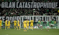 Une banderole fustigeant le "bilan catastrophique" de Saint-Etienne, relégué en Ligue 2 après sa défaite à domicile face à Toulouse, le 17 mai 2025