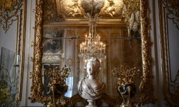 Un buste de la reine Marie-Antoinette de Habsbourg-Lorraine, épouse du roi de France Louis XVI, dans sa chambre restaurée au château de Versailles, le 19 juin 2023