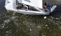 Un voilier bloqué par des détritus, lors d'un entraînement dans la baie de Guanabara, sites des épreuves olympiques près de Rio, le 1er août 2016